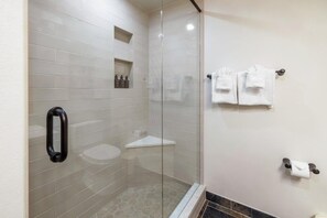 Hair dryer, towels, soap, shampoo - 2BR Mtn Stay near Gondola | Pool, Sauna & Shuttle (Keystone)