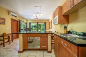 Coffee/tea maker, fridge, microwave, oven - Tranquil Beachside Getaway in Potrero (Potrero)