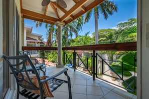 Terrace/patio - Tranquil Beachside Getaway in Potrero (Potrero)