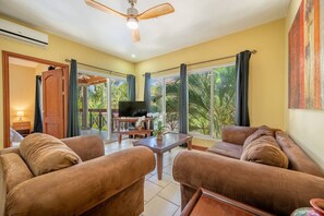 TV - Tranquil Beachside Getaway in Potrero (Potrero)