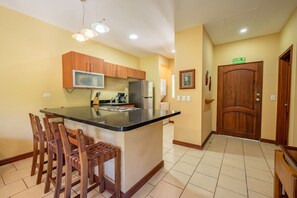 Coffee/tea maker, fridge, microwave, oven - Tranquil Beachside Getaway in Potrero (Potrero)