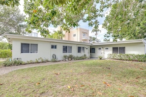 Exterior - Steps to Pompano Beach: Couple's Retreat w/ Patio! (Pompano Beach)