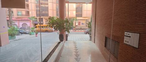 المنطقة المحيطة بالمنشأة