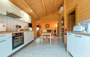 Fridge, microwave, stovetop, dishwasher - 2 bedroom lovely home in Chenac-Saint-Seurin-d' (Chenac-Saint-Seurin-d')