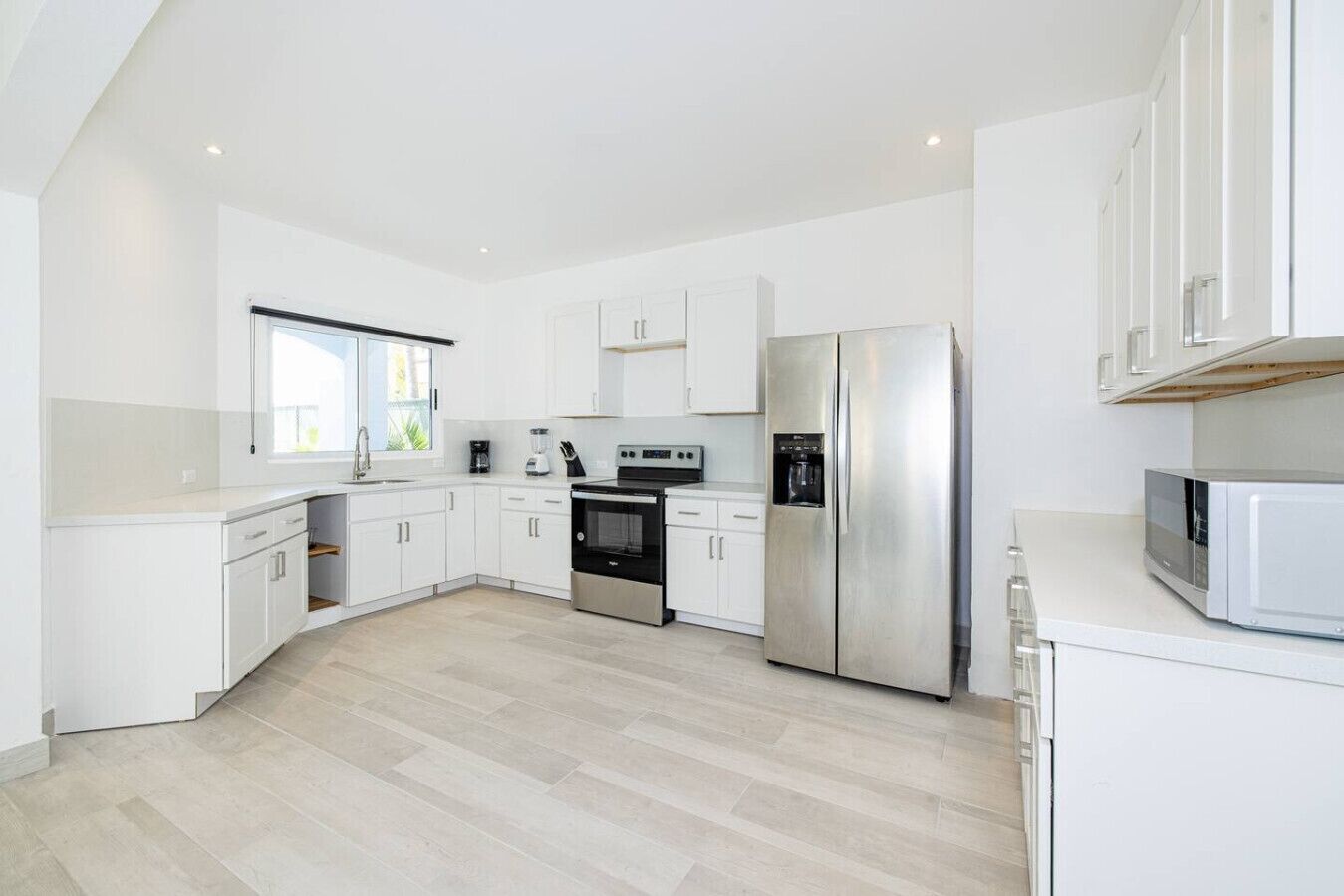 冷蔵庫、電子レンジ、オーブン、コンロ