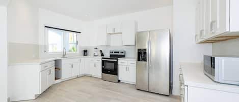 Frigorífico, microondas, horno y placa de cocina