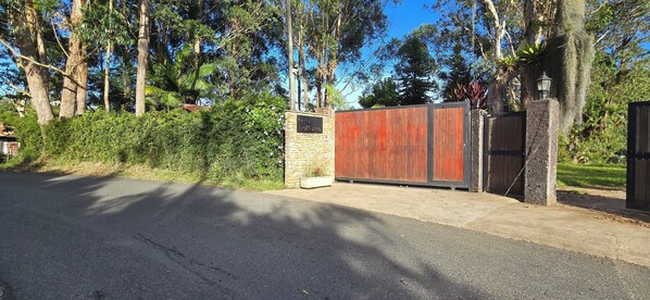 Property grounds - El Penol-Guatape Paradise: Private Reservoir Access, Birdwatching & Fresh Air. (Peñol)