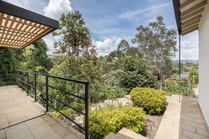 Property grounds - El Penol-Guatape Paradise: Private Reservoir Access, Birdwatching & Fresh Air. (Peñol)