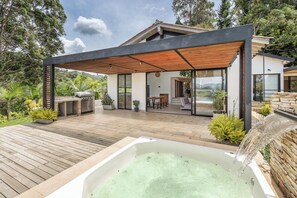 Terrace/patio - El Penol-Guatape Paradise: Private Reservoir Access, Birdwatching & Fresh Air. (Peñol)