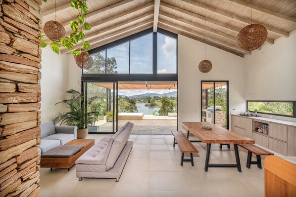 Smart TV, fireplace - El Penol-Guatape Paradise: Private Reservoir Access, Birdwatching & Fresh Air. (Peñol)