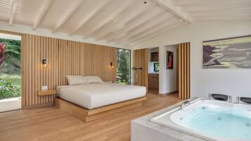 Caja de seguridad en la habitación y tabla de planchar con plancha