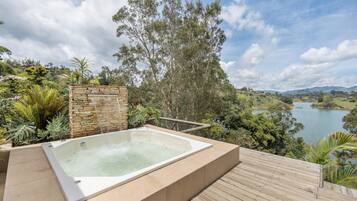 Tina de hidromasaje al aire libre