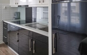 Jääkaappi, liesi, kahvin-/teenkeitin