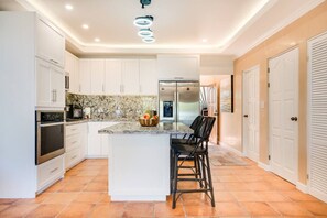 Coffee/tea maker, fridge, microwave, oven - Flamingo Marina Cove- Ocean View & Beach Access (Playa Flamingo)