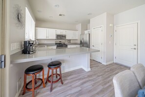 Private kitchen - Newly Remodel Cheerful Delicate home with Pool! (Las Vegas)