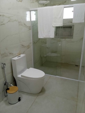 Douche, serviettes fournies, papier toilette