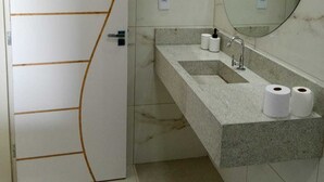 Douche, serviettes fournies, papier toilette