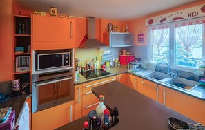 Fridge, oven, dishwasher, coffee/tea maker