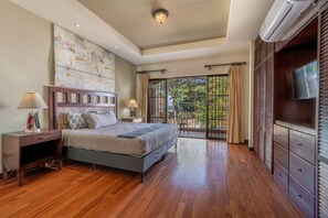 4 bedrooms, desk, iron/ironing board, WiFi
