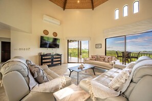 TV - Casa de la Promesa, Luxurious Retreat with Pool (Potrero)
