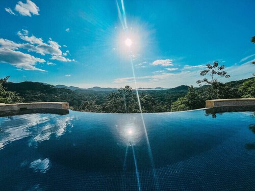 Casa de la Promesa, Luxurious Retreat with Pool