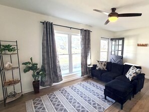 Smart TV - Sip, Sleep & Plug In - 3BR Ranch - Coffee Bar - Pet / Kid Friendly - Fenced Yard (Gahanna)