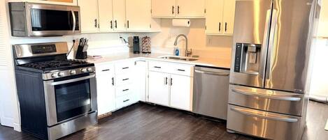 Frigorifero, microonde, forno, piano cottura