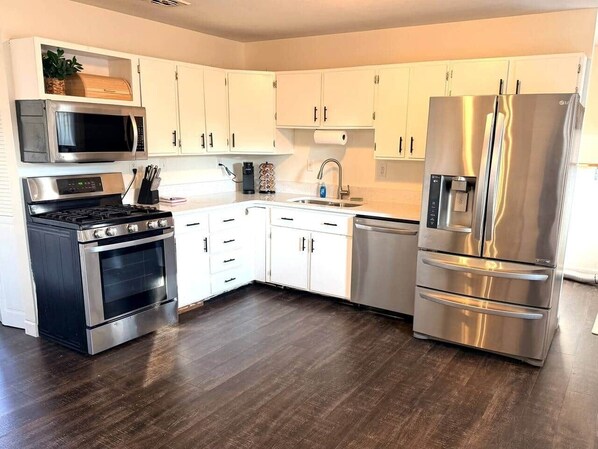 雪櫃、微波爐、焗爐、爐具