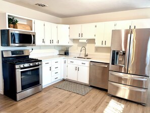 Fridge, microwave, oven, stovetop - Sip, Sleep & Plug In - 3BR Ranch - Coffee Bar - Pet / Kid Friendly - Fenced Yard (Gahanna)