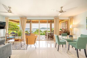 TV - Oceanfront Condo with Pool & Stunning Views (Playa Flamingo)