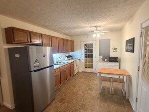 Fridge, microwave, oven, stovetop - Cozy 1-bedroom apartment in Beautiful Sevierville (Sevierville)