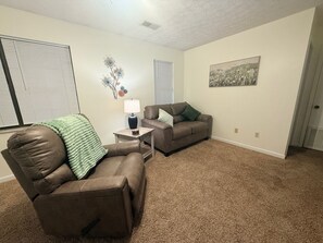 Smart TV, books - Cozy 1-bedroom apartment in Beautiful Sevierville (Sevierville)