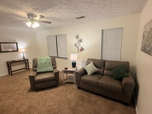 Smart TV, books - Cozy 1-bedroom apartment in Beautiful Sevierville (Sevierville)