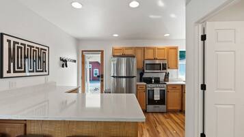 Kjøleskap, mikrobølgeovn, oppvaskmaskin og kaffetrakter/tekoker