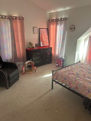 5 bedrooms, WiFi, bed sheets