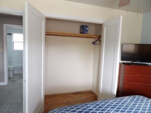 2 dormitoris, planxa i posts de planxar, Internet i roba de llit