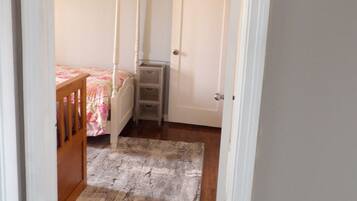 2 bedrooms, iron/ironing board, internet, bed sheets