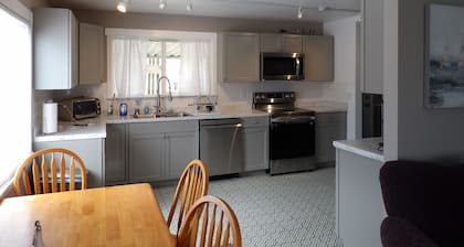 Moses Lake Mid-Century Gemstone: Cozy 2-bedroom house in the heart of town.