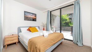 2 bedrooms, desk, free WiFi, bed sheets - Stay and Play the Dickson Way (Dickson)