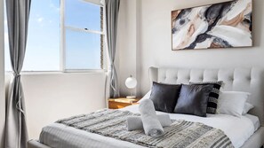 2 bedrooms, desk, free WiFi, bed sheets - Bright Beachside Escape at The Entrance (The Entrance)