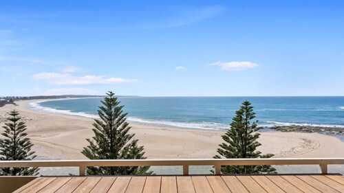 Bright Beachside Escape at The Entrance