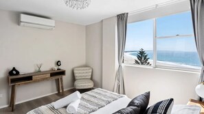2 bedrooms, desk, free WiFi, bed sheets - Bright Beachside Escape at The Entrance (The Entrance)