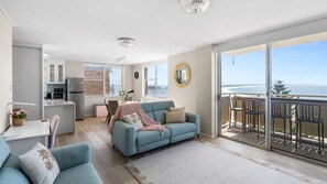 Smart TV - Bright Beachside Escape at The Entrance (The Entrance)