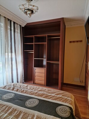 2 quartos, ferros/tábuas de passar roupa, Wi-Fi, roupa de cama