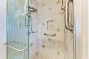 Shower, hair dryer, towels, toilet paper - Beachside Retreat directly on the Gulf (Englewood)