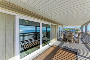 Outdoor dining - Beachside Retreat directly on the Gulf (Englewood)