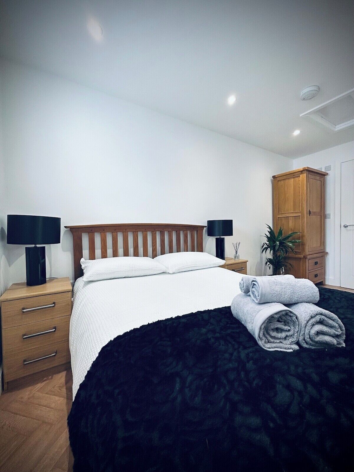 1 dormitorio, tabla de planchar con plancha, wifi y ropa de cama