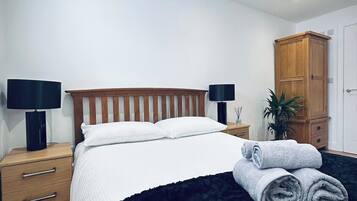 1 dormitorio, tabla de planchar con plancha, wifi y ropa de cama