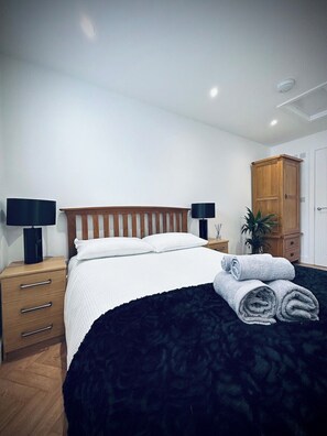 1 bedroom, iron/ironing board, WiFi, bed sheets - Modern Cornish Annex: Quiet + Private (Camborne)