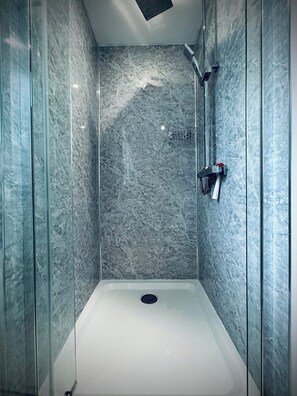 Hair dryer, towels, toilet paper - Modern Cornish Annex: Quiet + Private (Camborne)